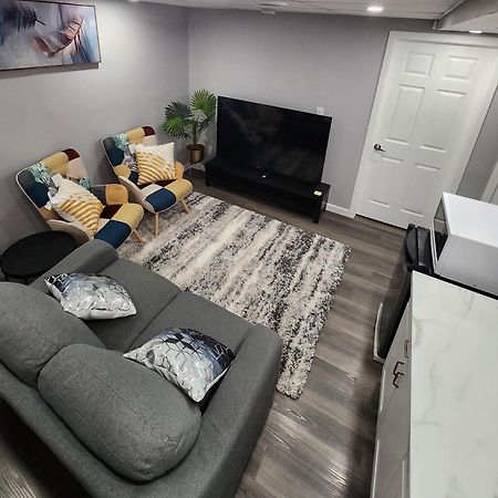 Entire Basement Suite With Private Entrance Winnipeg Exterior photo