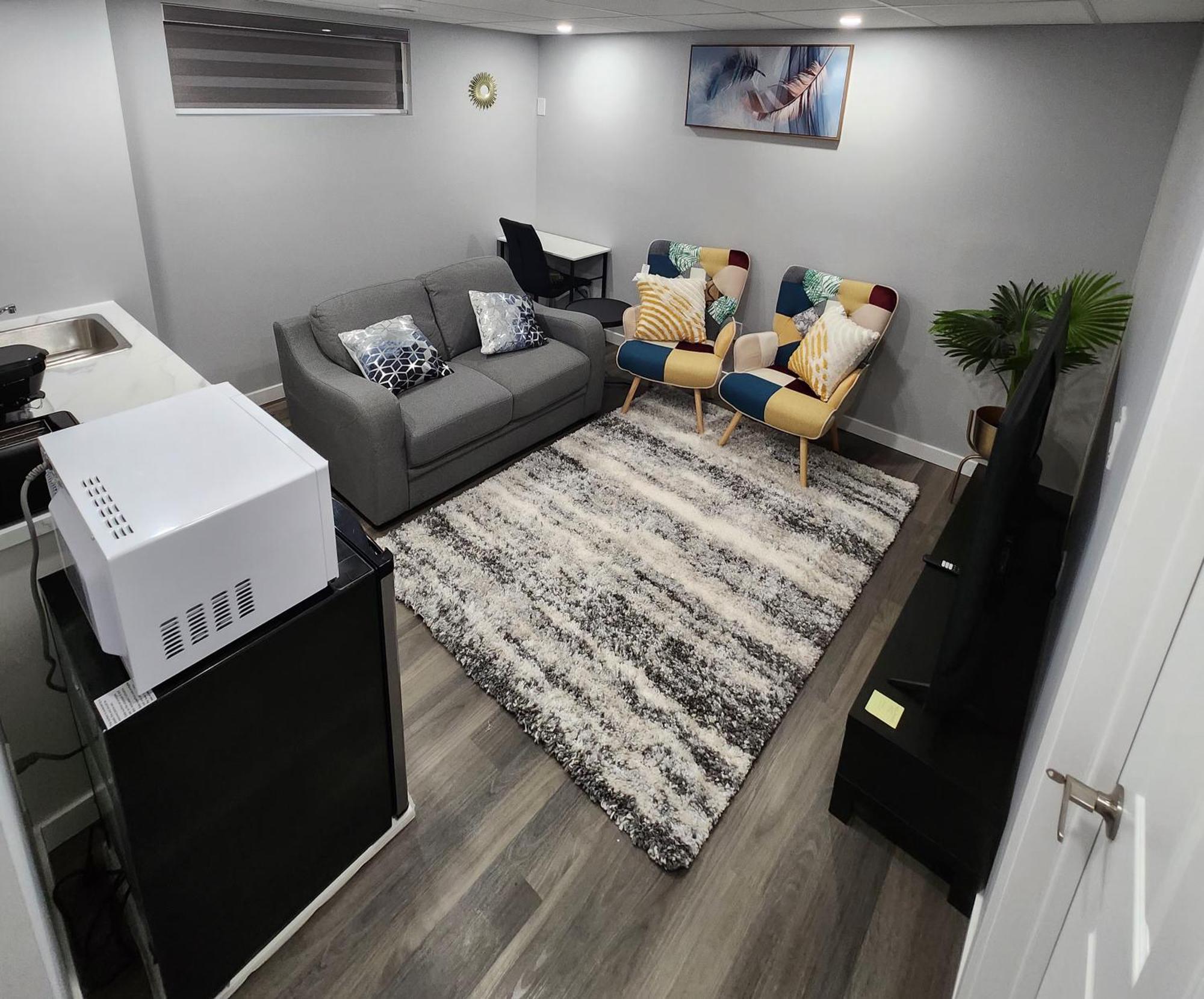 Entire Basement Suite With Private Entrance Winnipeg Exterior photo