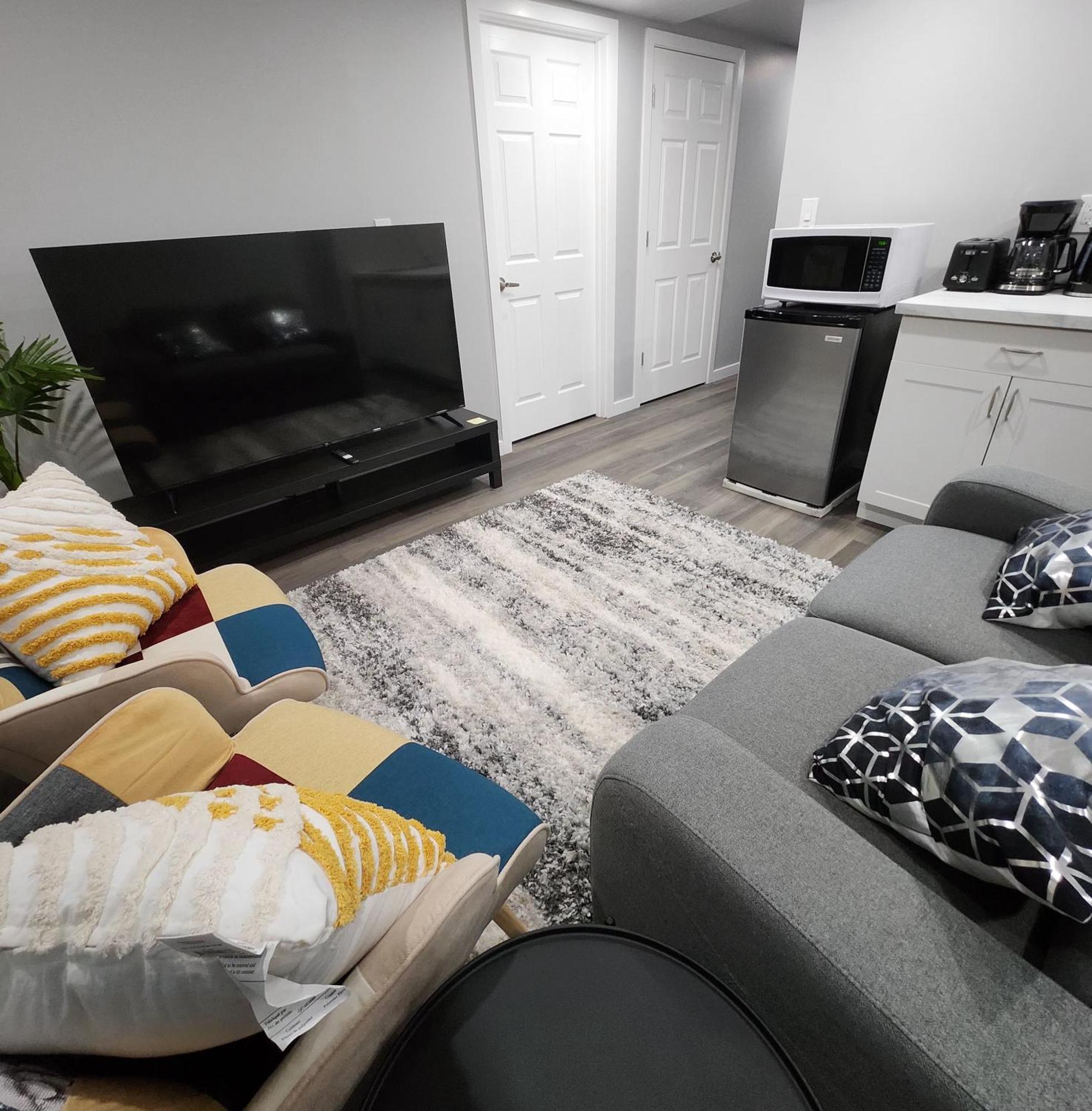 Entire Basement Suite With Private Entrance Winnipeg Exterior photo