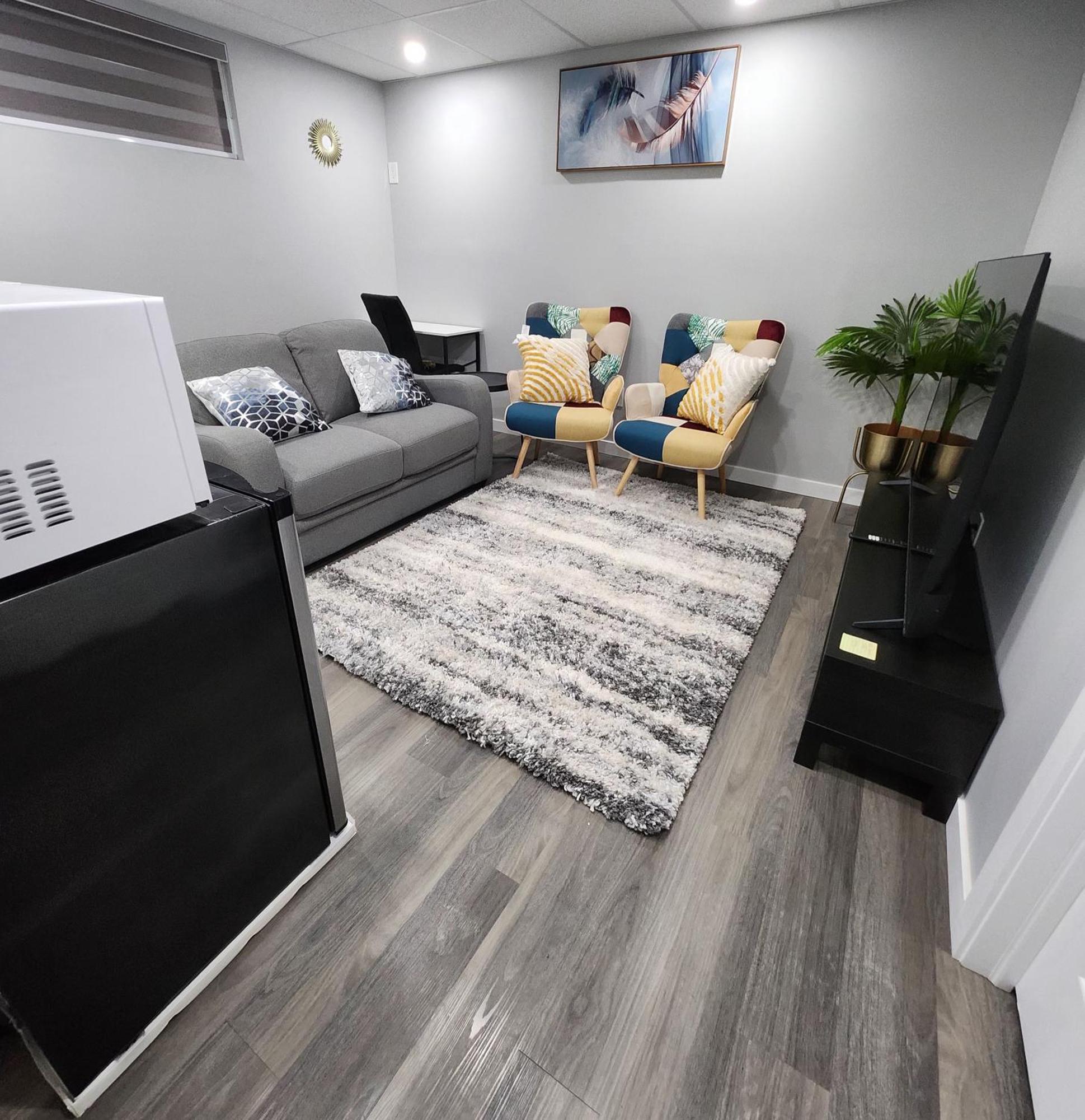Entire Basement Suite With Private Entrance Winnipeg Exterior photo