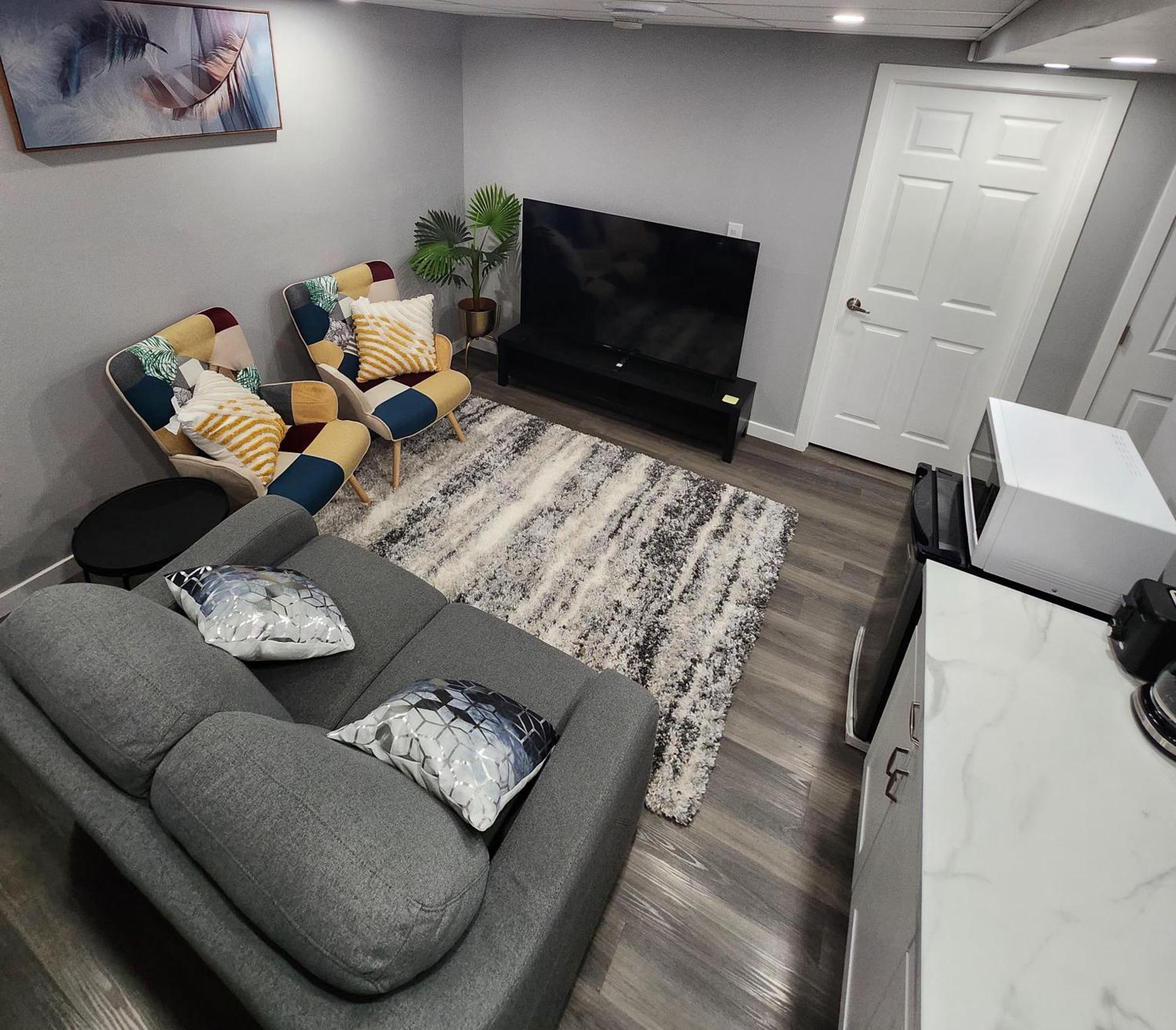 Entire Basement Suite With Private Entrance Winnipeg Exterior photo