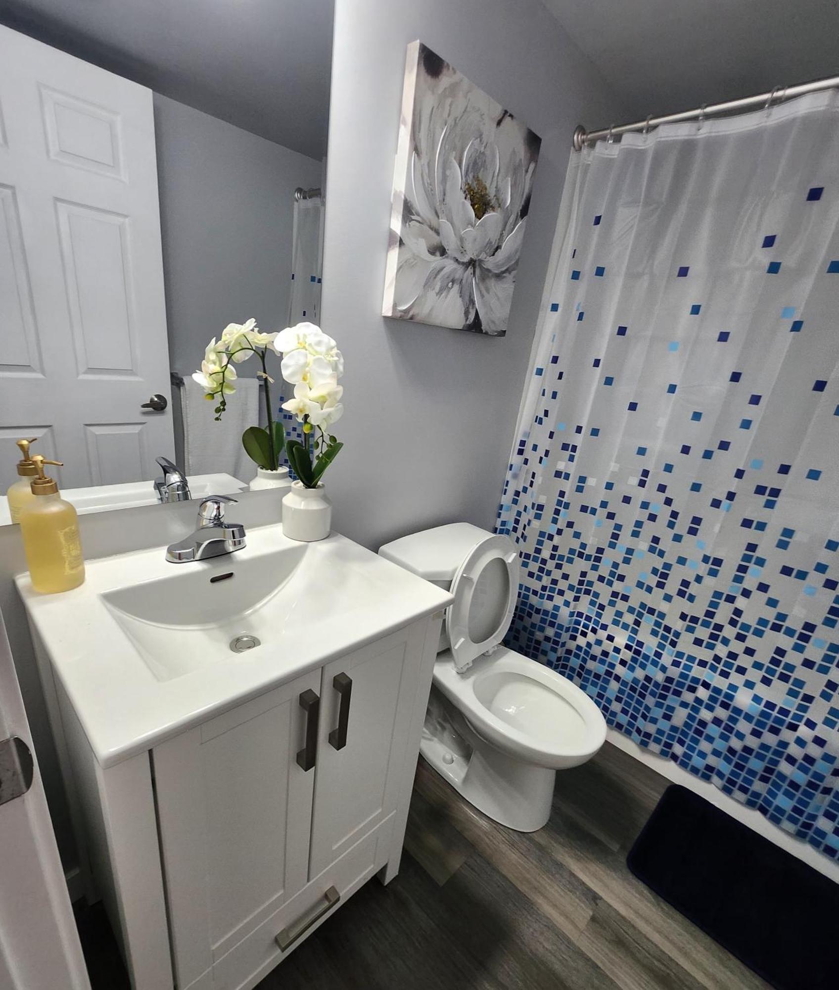 Entire Basement Suite With Private Entrance Winnipeg Exterior photo